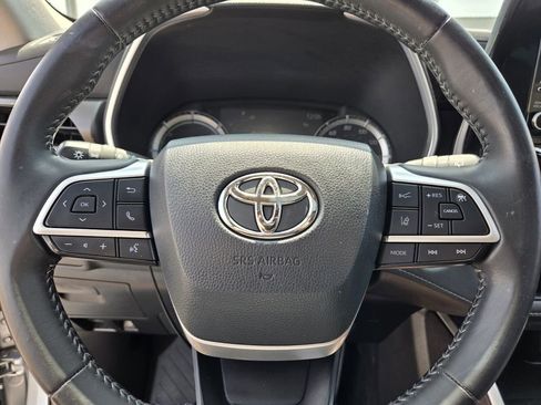 Used 2022 Toyota Highlander XLE AWD/4WD image 23