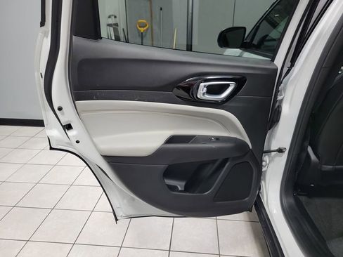 Used 2025 Jeep Compass Limited image 38