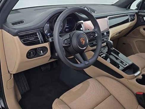 Certified 2025 Porsche Macan image 4