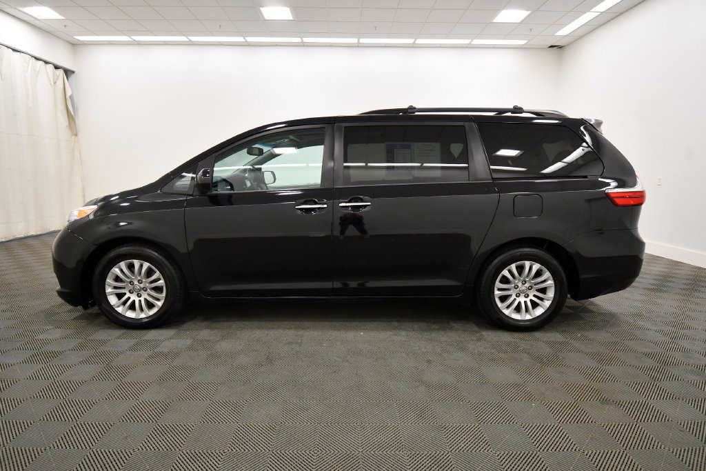 Used 2017 Toyota Sienna XLE Premium FWD image 4
