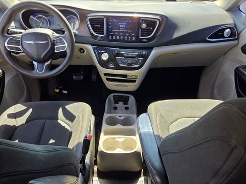 Used 2017 Chrysler Pacifica Touring FWD image 13