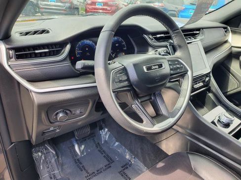 Used 2023 Jeep Grand Cherokee Altitude AWD/4WD image 8