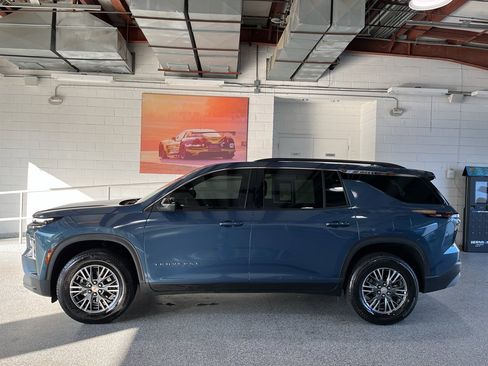 Used 2025 Chevrolet Traverse LT image 5