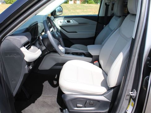Used 2025 Ford Explorer Active w/ Active Comfort Package RWD image 11