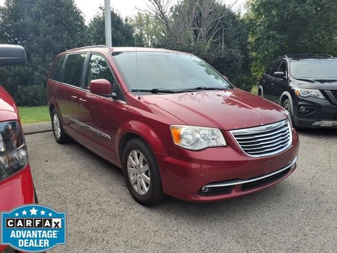 Used 2013 Chrysler Town & Country Touring FWD image 1