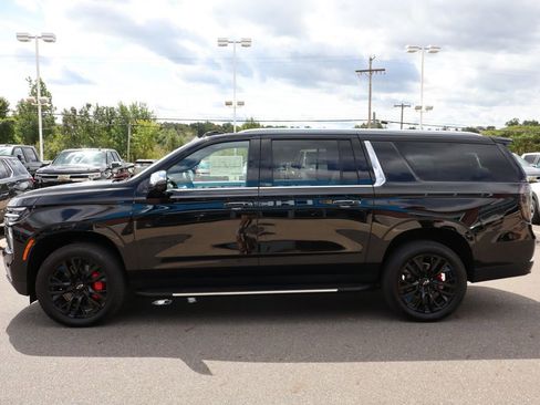 New 2025 Chevrolet Suburban Premier image 32