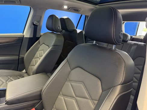 Certified 2025 Volkswagen Atlas SE w/ Panoramic Sunroof Package AWD/4WD image 12