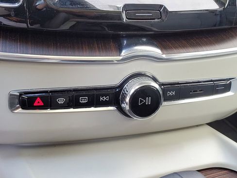 Certified 2022 Volvo XC60 B5 Momentum image 25