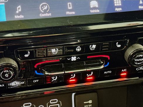 Used 2024 Jeep Grand Cherokee L Limited w/ Luxury Tech Group II image 4