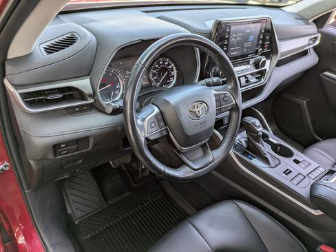 Used 2022 Toyota Highlander XLE image 16