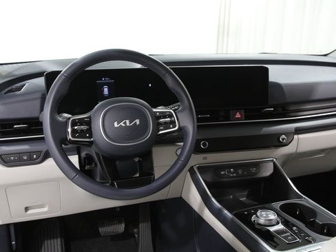 Used 2025 Kia Carnival EX image 6