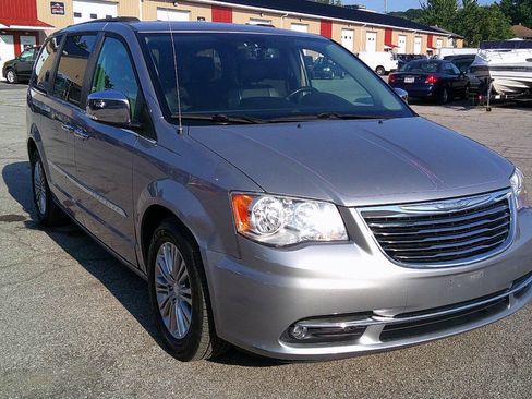 Used 2015 Chrysler Town & Country Touring-L w/ Driver Convenience Group FWD image 6