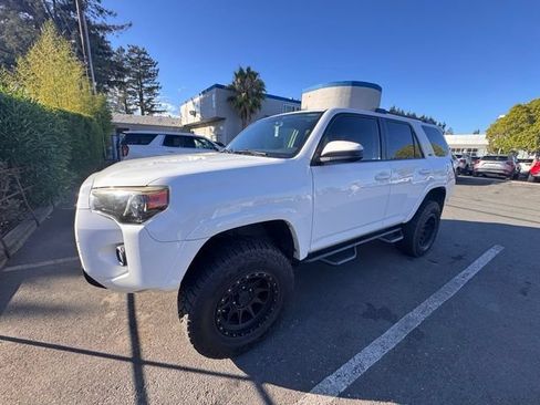 Used 2017 Toyota 4Runner SR5 AWD/4WD image 2