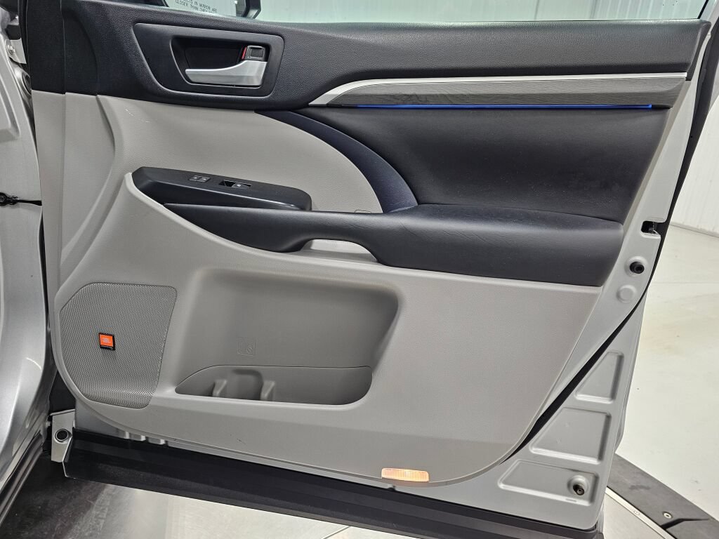 Used 2018 Toyota Highlander Limited AWD/4WD image 37