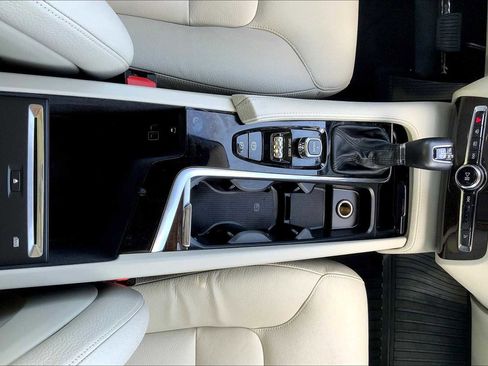 Used 2017 Volvo XC90 T6 Momentum w/ Vision Package image 35