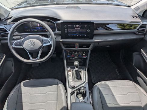 Used 2025 Volkswagen Taos SE AWD/4WD image 30