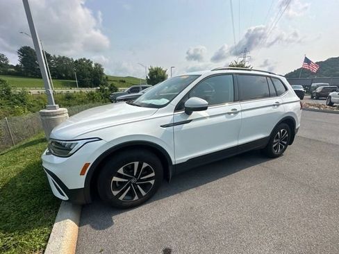 Used 2022 Volkswagen Tiguan SE R-Line AWD/4WD image 1