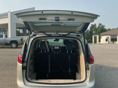 Used 2024 Chrysler Pacifica Touring-L FWD image 25