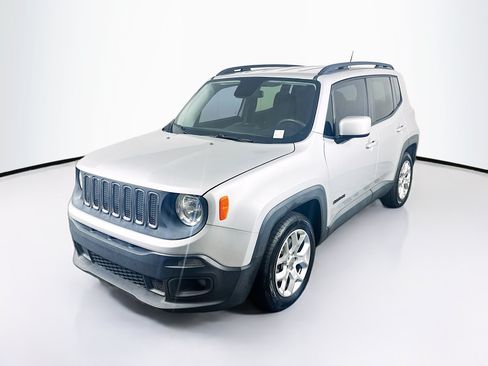 Used 2016 Jeep Renegade Latitude FWD image 3