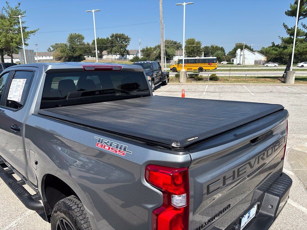 Used 2025 Chevrolet Silverado 1500 LT Trail Boss w/ LPO, Dark Essentials Package AWD/4WD image 13
