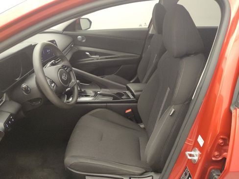 Used 2021 Hyundai Elantra SE FWD image 17