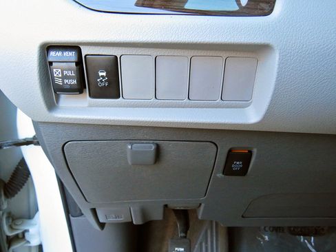 Used 2020 Toyota Sienna XLE image 30