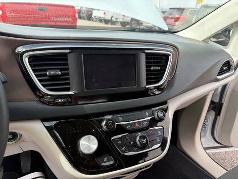Used 2023 Chrysler Voyager LX image 15