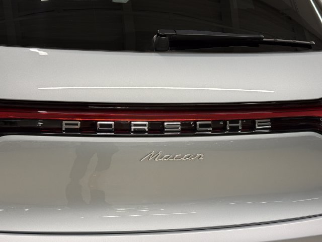 Certified 2024 Porsche Macan AWD/4WD image 13