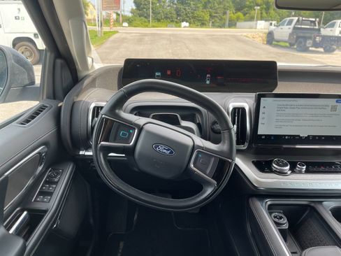 Used 2025 Ford Expedition Platinum AWD/4WD image 16