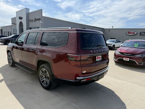 Used 2024 Jeep Wagoneer L Series II w/ Flexible Seating Group AWD/4WD image 1