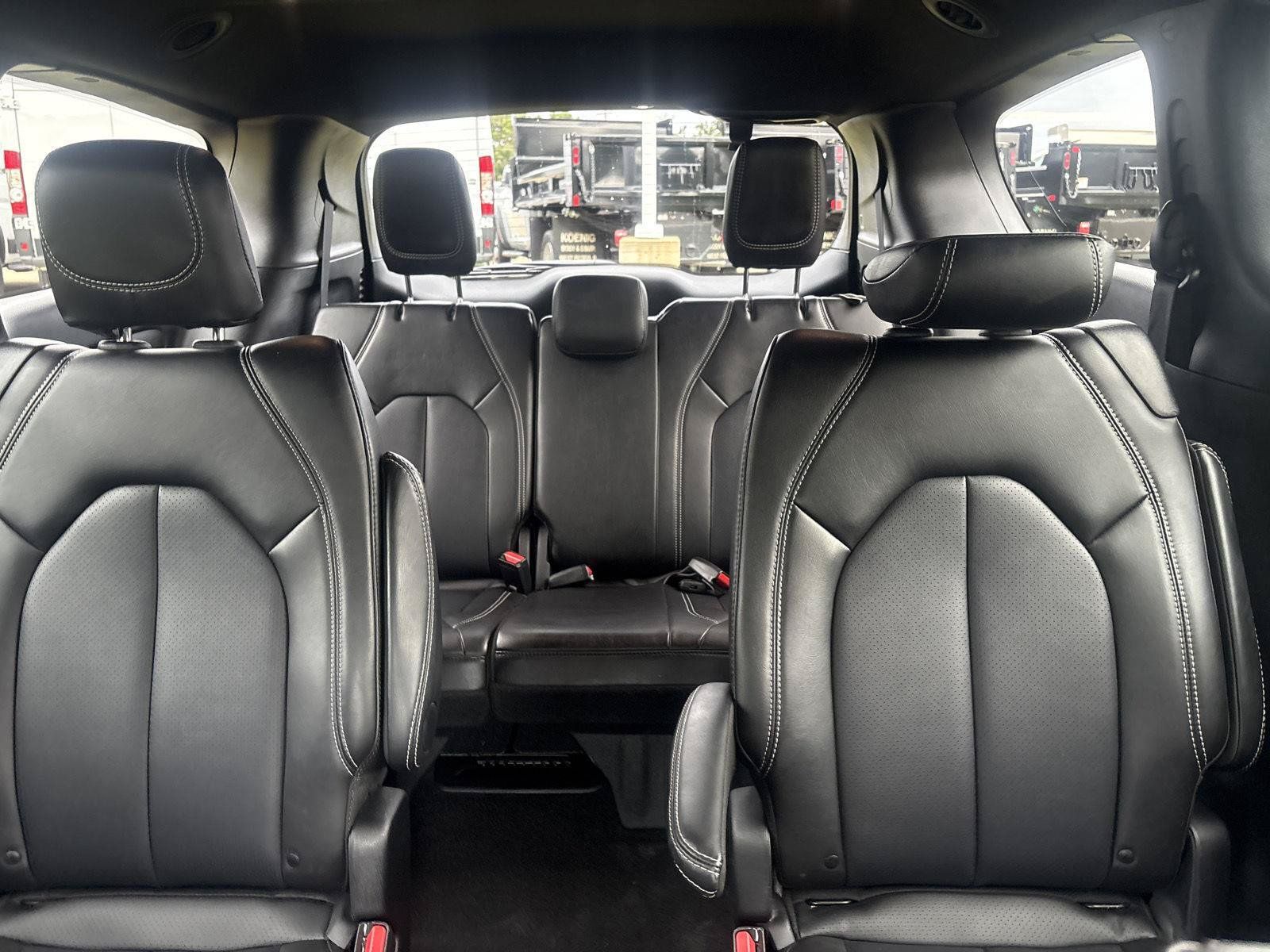 Used 2026 Chrysler Pacifica Select FWD image 25