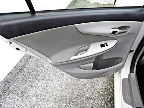 Used 2013 Toyota Corolla LE FWD image 9
