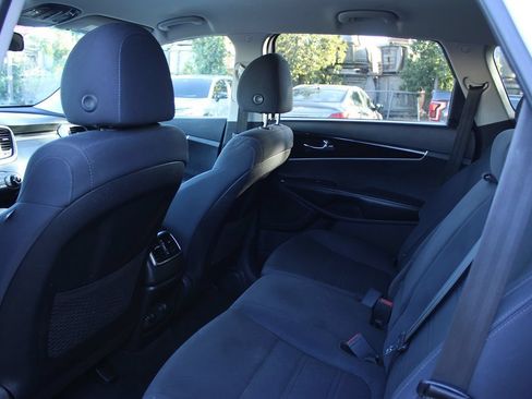 Used 2020 Kia Sorento LX FWD image 12