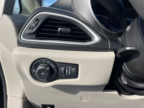 Used 2023 Chrysler Pacifica Touring-L image 18