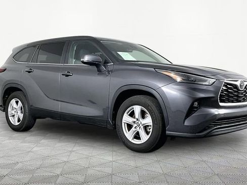 Used 2025 Toyota Highlander LE FWD image 3