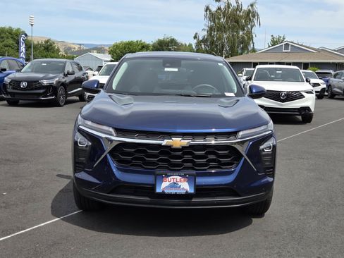 Used 2024 Chevrolet Trax LS w/ LS Convenience Package FWD image 2