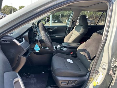 Used 2022 Toyota RAV4 XLE FWD image 6