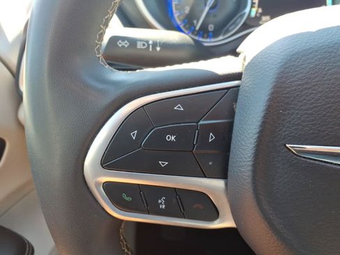 Used 2023 Chrysler Pacifica Touring-L FWD image 24