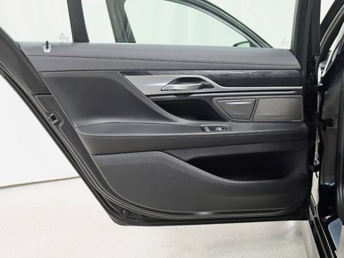 Used 2019 BMW 750i xDrive w/ M Sport Package image 33