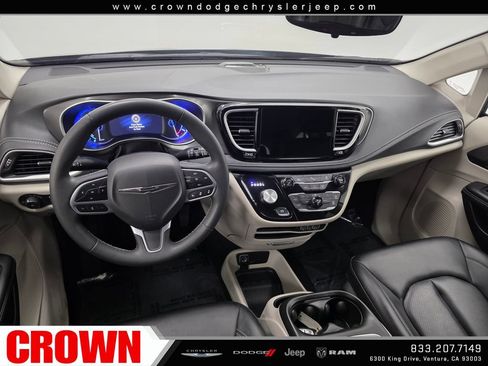 Used 2024 Chrysler Pacifica Limited FWD image 17