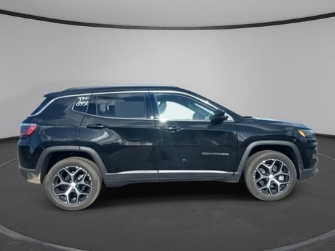 Used 2025 Jeep Compass Limited image 8