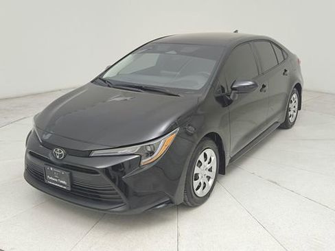 Used 2025 Toyota Corolla LE image 1