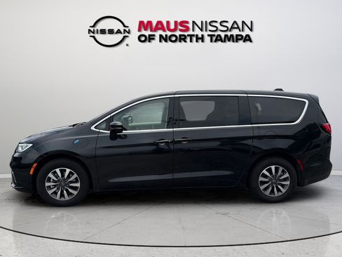 Used 2024 Chrysler Pacifica Limited FWD image 4