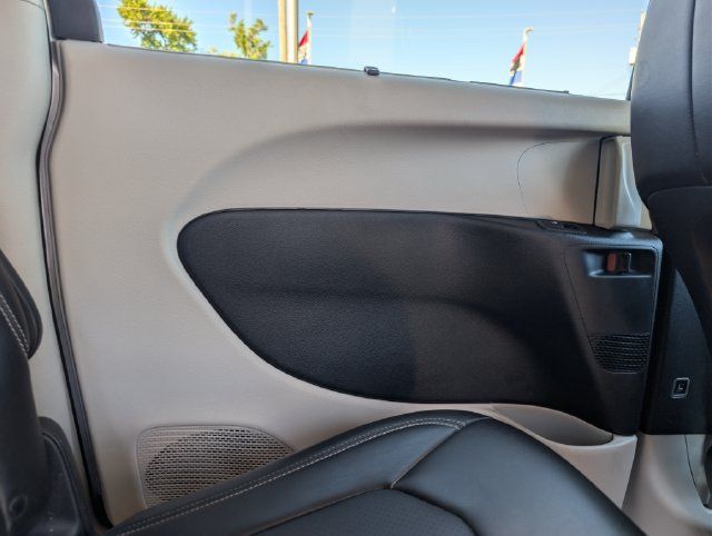 Used 2024 Chrysler Pacifica Touring-L FWD image 14