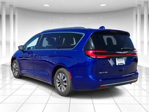 Used 2021 Chrysler Pacifica Touring-L FWD image 5