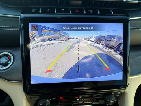 Used 2025 Jeep Grand Cherokee Limited image 18