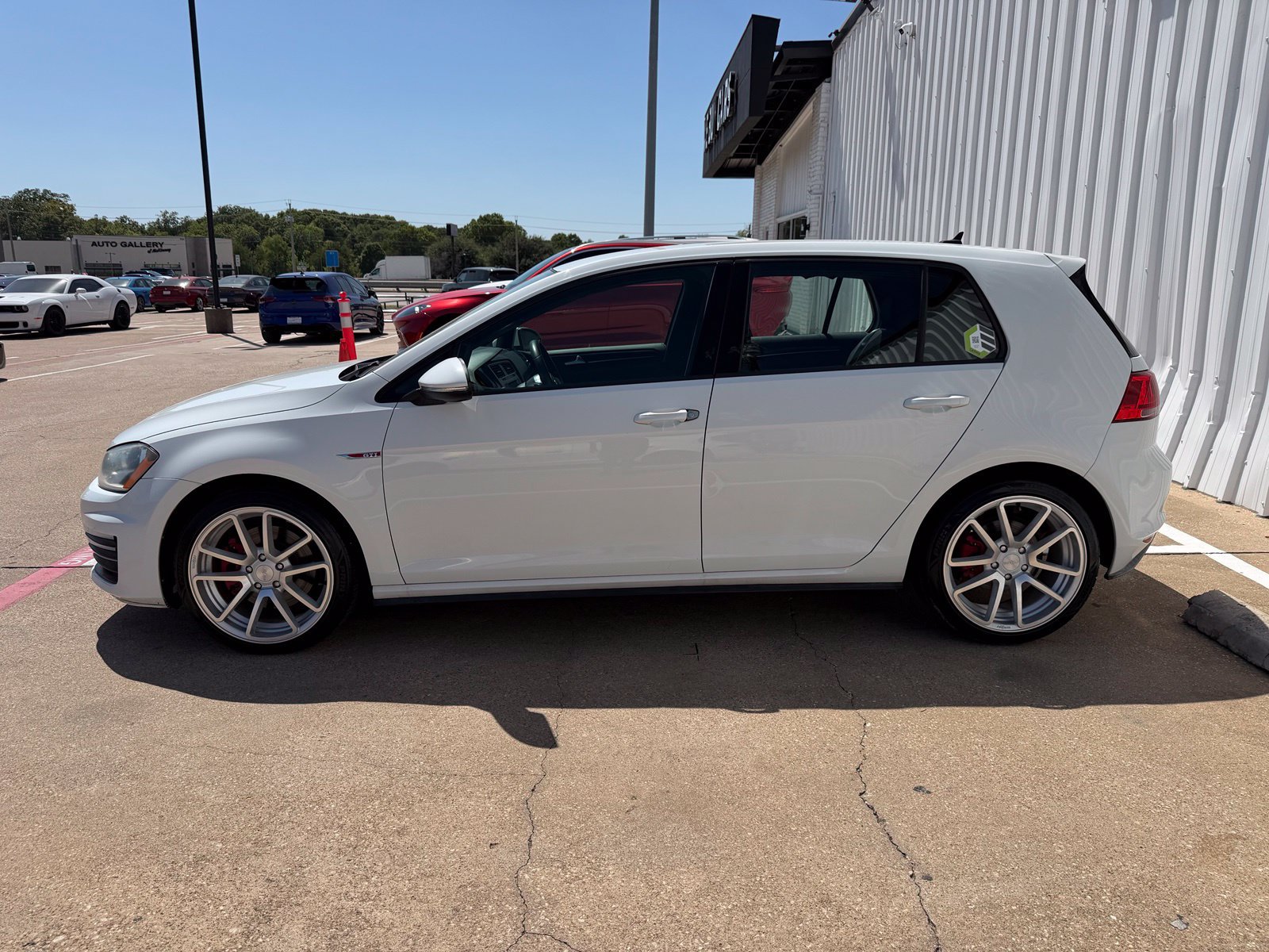 Used 2015 Volkswagen Golf 4-Door FWD image 3