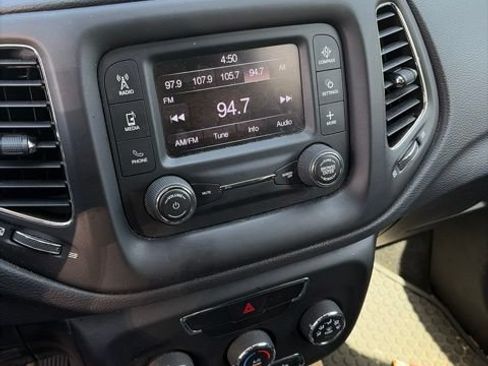 Used 2018 Jeep Compass Latitude w/ Cold Weather Group AWD/4WD image 3