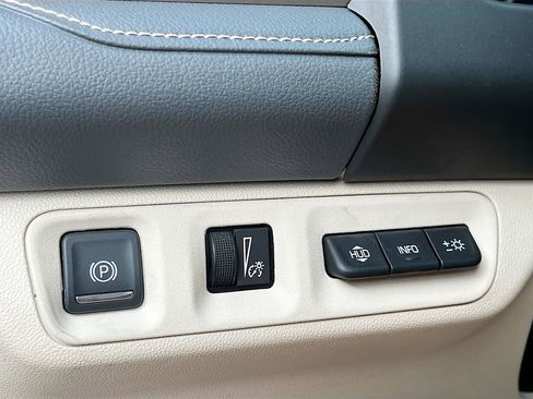 Used 2022 GMC Acadia Denali w/ Denali Ultimate Package FWD image 10