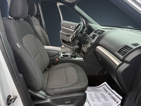 Used 2019 Ford Explorer XLT image 15